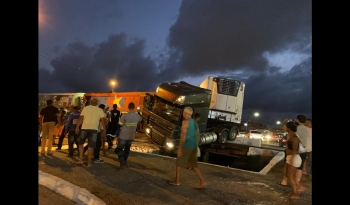 Trem bate em carreta no bairro da Cambona