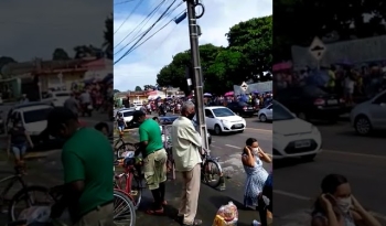 Aglomeração durante distribuição de cestas básicas