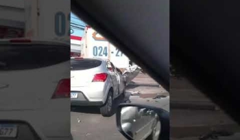 Colisão entre caminhão e dois carro deixa feridos no bairro da Serraria