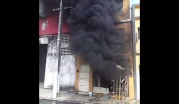 Depósito de pneus pega fogo no Centro de Maceió