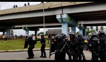 Polícia e manifestantes se enfrentam no Aeroporto em protesto contra Bolsonaro