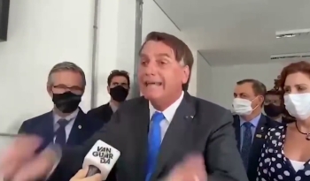 Bolsonaro tira a máscara e manda repórter da Globo ‘calar a boca’