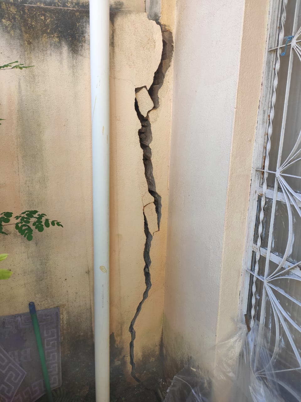 Rachaduras preocupam moradores